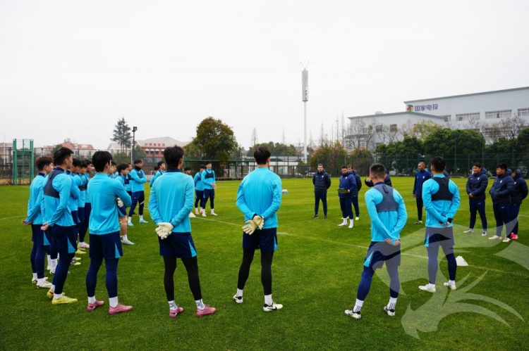 九游娱乐下载-莫拉携教练团队与队员们会合，开启其上任后的首次冬训课