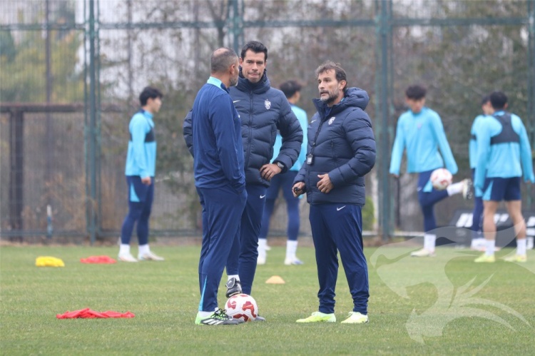 九游娱乐下载-莫拉携教练团队与队员们会合，开启其上任后的首次冬训课