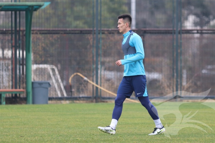 九游娱乐下载-莫拉携教练团队与队员们会合，开启其上任后的首次冬训课