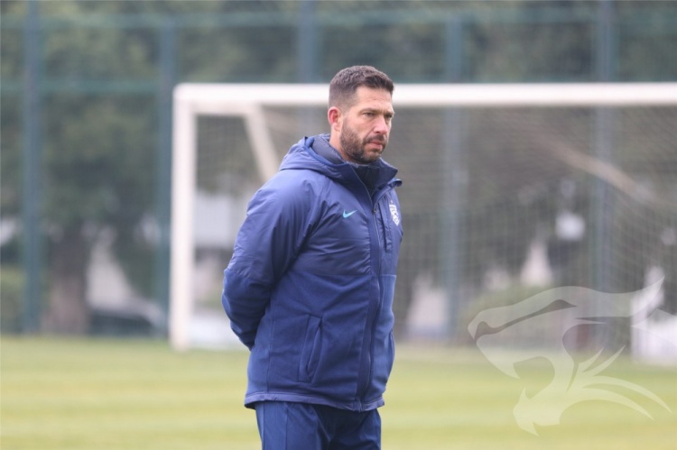 九游娱乐下载-莫拉携教练团队与队员们会合，开启其上任后的首次冬训课