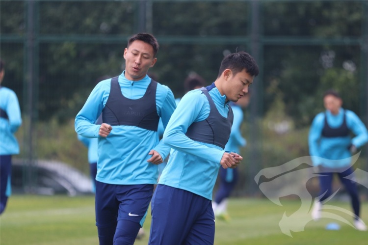 九游娱乐下载-莫拉携教练团队与队员们会合，开启其上任后的首次冬训课