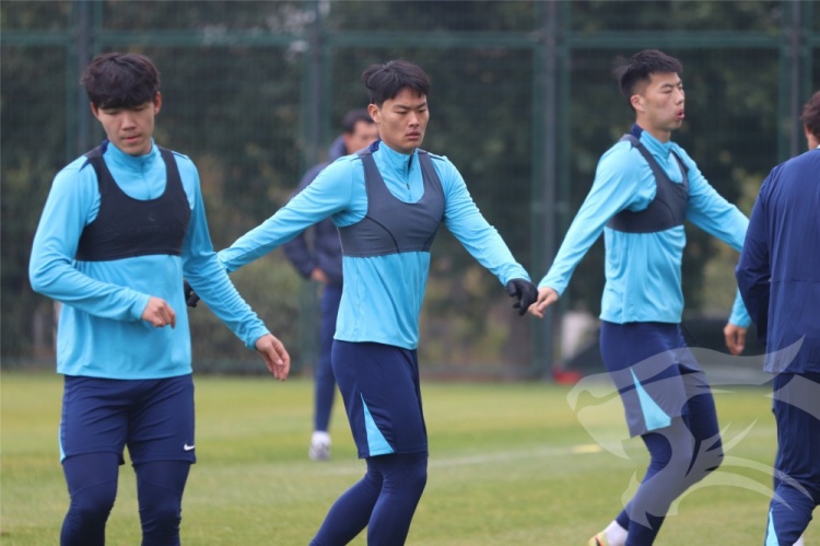 九游娱乐下载-莫拉携教练团队与队员们会合，开启其上任后的首次冬训课