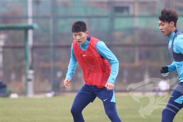 九游娱乐下载-莫拉携教练团队与队员们会合，开启其上任后的首次冬训课