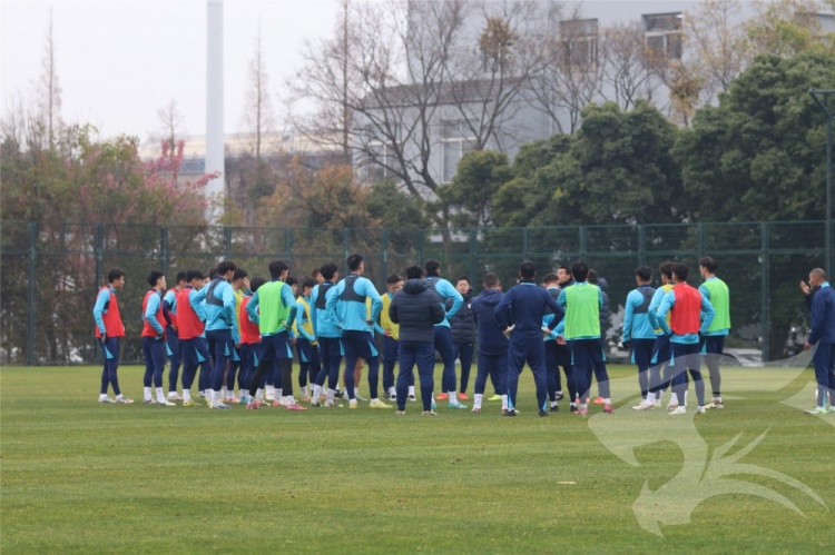 九游娱乐下载-莫拉携教练团队与队员们会合，开启其上任后的首次冬训课