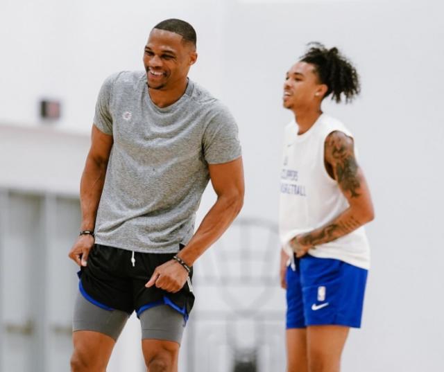 九游娱乐-把快艇当家！韦少找回快乐：新赛季助卡椒冲冠