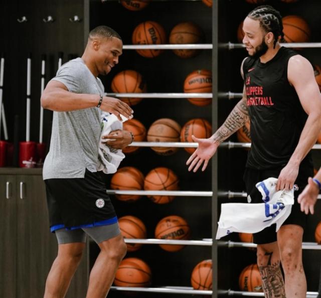 九游娱乐-把快艇当家！韦少找回快乐：新赛季助卡椒冲冠