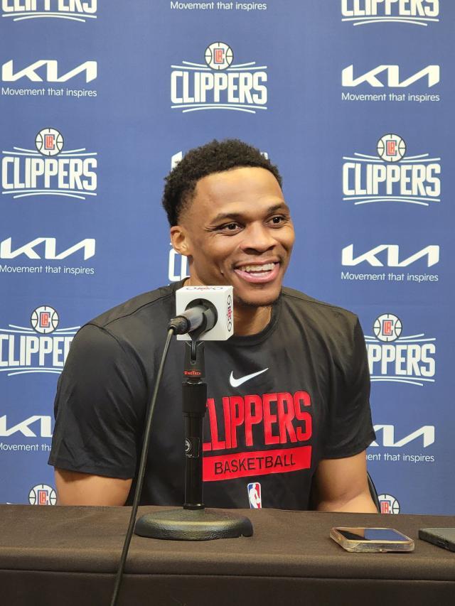 1677134073032031671.jpg 韦少亮相快艇:做什么都可以!泰伦·卢:做韦少就好