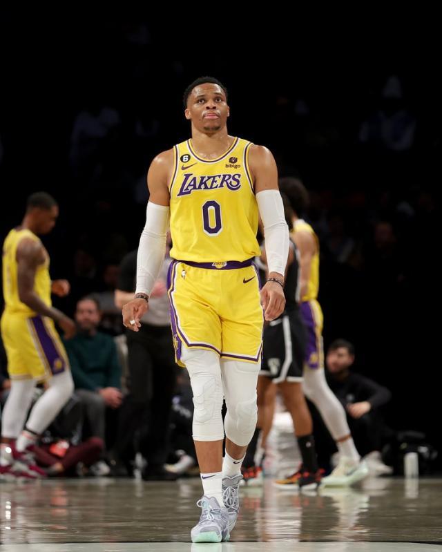 1677134080358054129.jpg 韦少亮相快艇:做什么都可以!泰伦·卢:做韦少就好