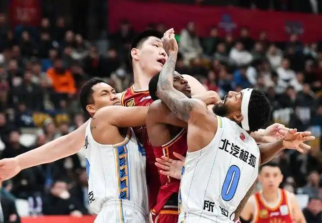 九游娱乐-上海84-79险胜山东:强弱预判,季后赛里全是变数?