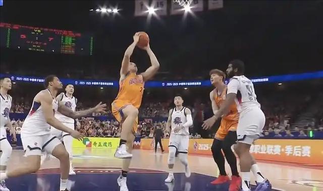 九游娱乐-上海84-79险胜山东:强弱预判,季后赛里全是变数?