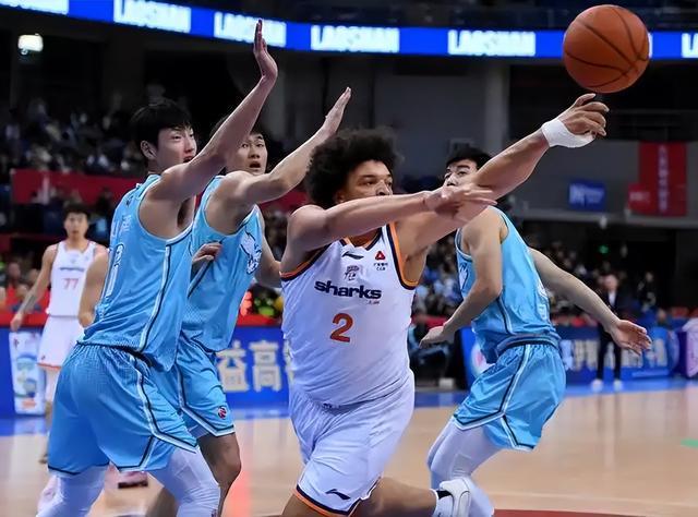 九游娱乐-上海84-79险胜山东:强弱预判,季后赛里全是变数?