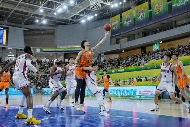 九游娱乐-上海84-79险胜山东:强弱预判,季后赛里全是变数?