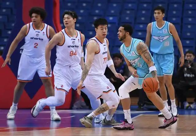 九游娱乐-上海84-79险胜山东:强弱预判,季后赛里全是变数?